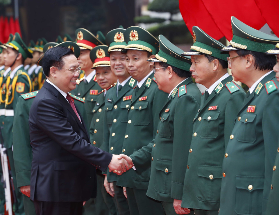 Chủ tịch Quốc hội Vương Đình Huệ với lãnh đạo, sỹ quan chỉ huy Bộ Tư lệnh Bộ đội Biên phòng. (Ảnh: Nhan Sáng/TTXVN)