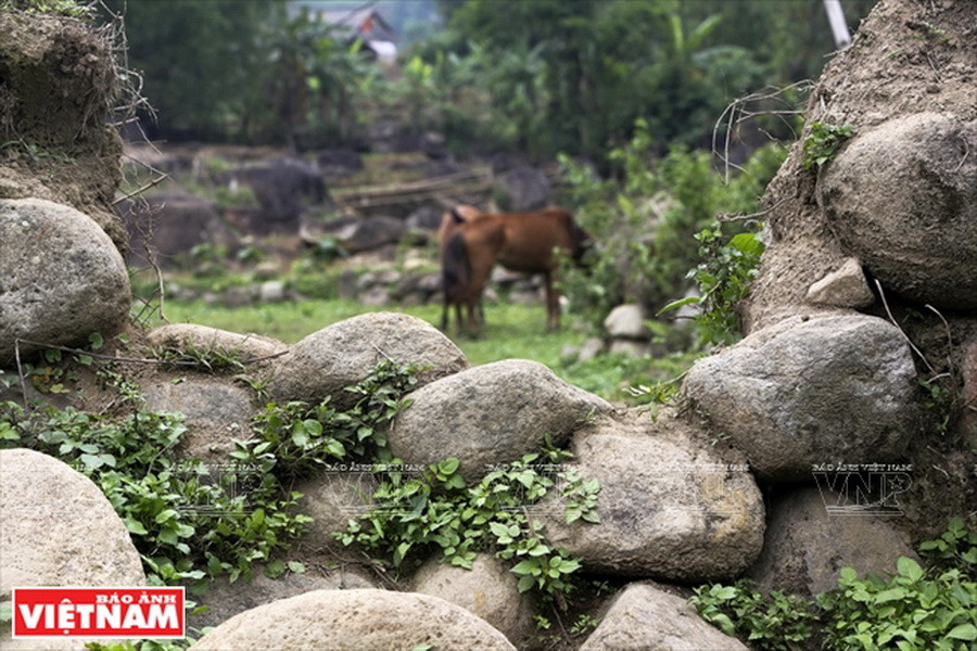 Một góc bức tường có tuổi đời hàng trăm năm ở Phố Đá San Thàng. (Ảnh: Thông Thiện)