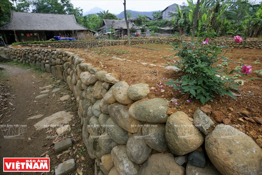 Những viên đá có kích thước khác nhau được lấy từ suối San Thàng ngay cạnh bản về xếp thành hàng rào đá cuội. (Ảnh: Việt Cường)