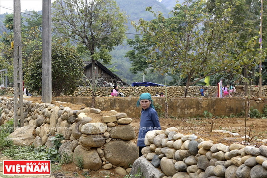 Bản San Thàng có hàng km tường rào được xếp bằng đá cuội. (Ảnh: Thông Thiện)