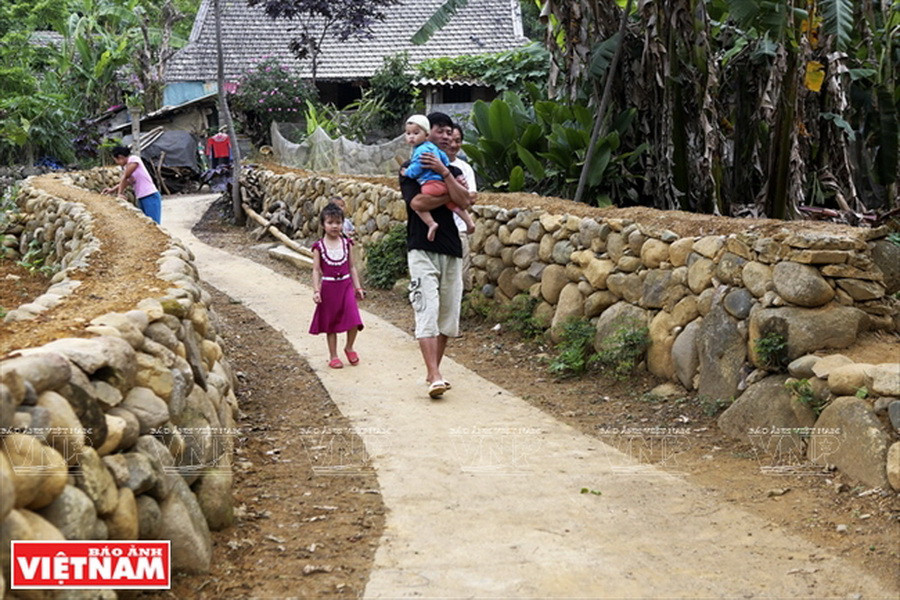 Phía sau những bờ rào đá cuội là cuộc sống yên bình của bản với hơn 70 hộ người Giáy. (Ảnh: Việt Cường)