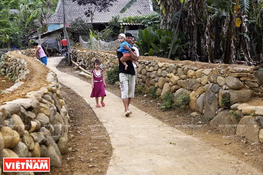 Phía sau những bờ rào đá cuội là cuộc sống yên bình của bản với hơn 70 hộ người Giáy. (Ảnh: Việt Cường)