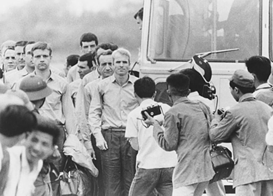 Phi công Mỹ John McCain (đi đầu) trong đoàn 108 tù binh chiến tranh được Việt Nam Dân chủ Cộng hòa trao trả cho phía Mỹ, ngày 14/3/1973, tại sân bay Gia Lâm, Hà Nội. (Ảnh: Tư liệu/TTXVN phát)