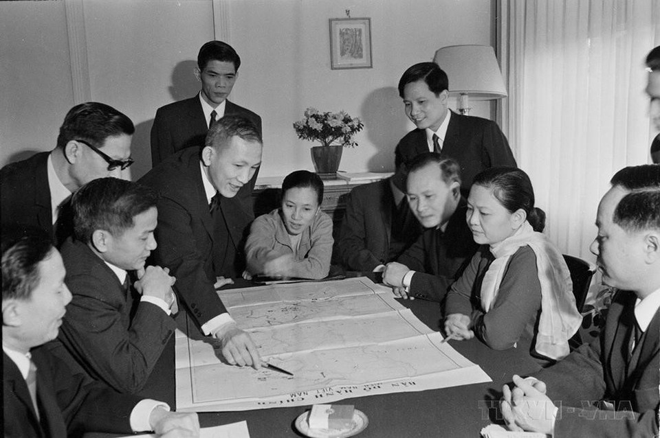 Đoàn đại biểu Mặt trận Dân tộc Giải phóng miền Nam Việt Nam (sau đó là Chính phủ Cách mạng lâm thời Cộng hòa miền Nam Việt Nam) trao đổi tại trụ sở của đoàn ở thủ đô Paris, tháng 1/1969. (Ảnh: Văn Lượng/TTXVN)