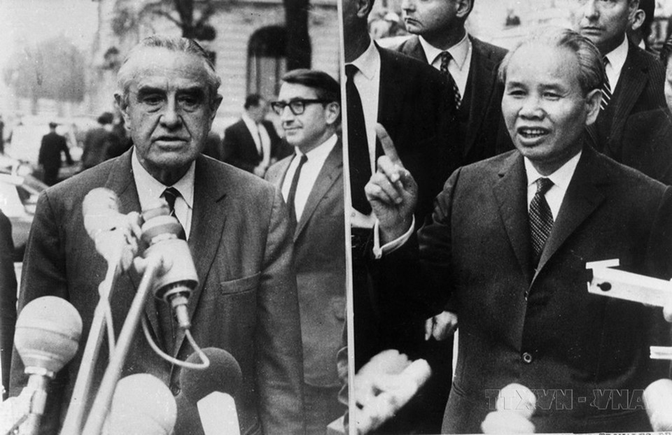 Bộ trưởng Xuân Thủy, Trưởng đoàn Chính phủ Việt Nam Dân chủ Cộng hòa (phải) và Trưởng đoàn Mỹ William Averell Harrimann tại cuộc họp báo sau Phiên thứ 27 Cuộc nói chuyện chính thức giữa đại diện Chính phủ Việt Nam Dân chủ Cộng hòa và đại diện Chính phủ Mỹ ở Paris, ngày 23/10/1968. (Ảnh: Tư liệu TTXVN)