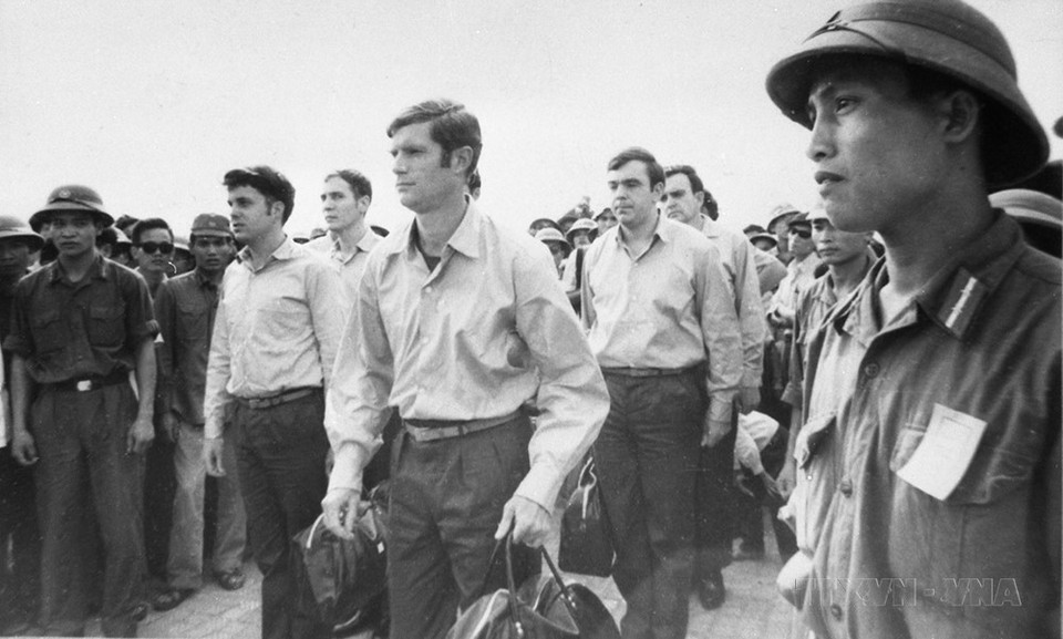 Thực thi Hiệp định Paris, trong 2 ngày 28 và 29/3/1973, tại sân bay Gia Lâm (Hà Nội), 107 nhân viên quân sự Mỹ được Chính phủ Việt Nam Dân chủ Cộng hòa trao trả (đợt cuối cùng) cho phía Mỹ. (Ảnh: Văn Bảo/TTXVN)