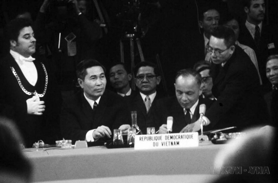 Hội nghị quốc tế về Việt Nam họp tại Paris từ ngày 26/2 - 2/3/1973, kết thúc bằng việc ký Định ước để bảo đảm hoà bình ở Việt Nam. Trong ảnh: Bộ trưởng Ngoại giao Việt Nam Dân chủ Cộng hòa Nguyễn Duy Trinh (phải) ký Định ước của Hội nghị quốc tế về Việt Nam, ngày 2/3/1973. (Ảnh: Tư liệu quốc tế/TTXVN phát)