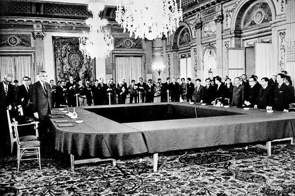 Ngày 13/5/1968, Hội nghị về hòa bình tại Việt Nam giữa hai bên: Việt Nam Dân chủ Cộng hòa và Mỹ khai mạc tại Paris. Cuộc chiến Việt Nam từ lúc đó tiến hành song song hai chiến tuyến: Trên mặt trận ngoại giao và trên mặt trận chiến trường. (Ảnh: Tư liệu TTXVN)