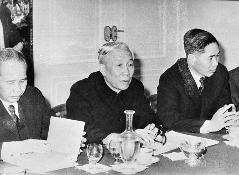 Sau thất bại của Mỹ trong đợt tập kích bằng không quân chiến lược vào Hà Nội 12 ngày đêm tháng 12/1972, ngày 8/1/1973, cuộc đấu tranh trên mặt trận ngoại giao đã ngã ngũ, phần thắng nghiêng về phía Việt Nam. Mỹ phải bỏ thái độ“thương lượng trên thế mạnh”. Trong ảnh: Cố vấn Lê Đức Thọ nói chuyện với Cố vấn đặc biệt của Tổng thống Mỹ Henry Kissinger tại Pháp, ngày 13/1/1973. (Ảnh: TTXVN)