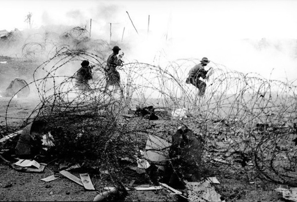 Những thắng lợi quân sự của ta trong các chiến dịch 2 năm 1971-1972 đã làm quân Mỹ - Nguỵ bị thiệt hại nặng nề, từng bước làm phá sản chiến lược “Việt Nam hoá chiến tranh” và tạo thế thuận lợi cho ta trên bàn đàm phán. Trong ảnh: Quân giải phóng chiến đấu kiên cường, bảo vệ từng tấc đất ở thành cổ Quảng Trị, năm 1971. (Ảnh: TTXVN)