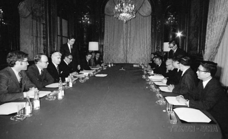 Ngày 23/1/1973, Cố vấn đặc biệt của Đoàn đại biểu Chính phủ Việt Nam Dân chủ Cộng hòa Lê Đức Thọ và Cố vấn đặc biệt của Tổng thống Mỹ Henry Kissinger đặt bút ký tắt, phê chuẩn bản Hiệp định về chấm dứt chiến tranh, lập lại hòa bình ở Việt Nam, tại Paris (Pháp). (Ảnh: Tư liệu quốc tế/TTXVN phát)