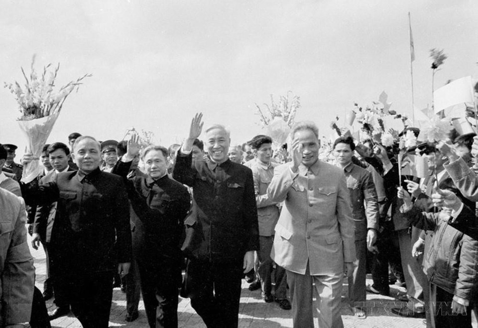 Nhân dân Hà Nội nồng nhiệt đón chào Cố vấn đặc biệt Lê Đức Thọ và Bộ trưởng Ngoại giao Nguyễn Duy Trinh trở về, sau khi ký Hiệp định Paris về chấm dứt chiến tranh, lập lại hòa bình ở Việt Nam (2/1973). (Ảnh: TTXVN)