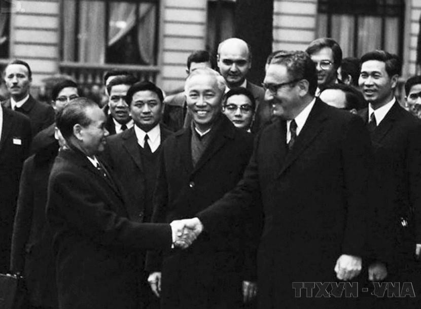 Bộ trưởng Xuân Thủy bắt tay Cố vấn đặc biệt của Tổng thống Mỹ Henry Kissinger sau buổi họp báo về ký tắt Hiệp định Paris chấm dứt chiến tranh, lập lại hòa bình ở Việt Nam, tại Trung tâm Hội nghị quốc tế ở Paris (Pháp), ngày 23/1/1973. (Ảnh: Tư liệu quốc tế/TTXVN phát)