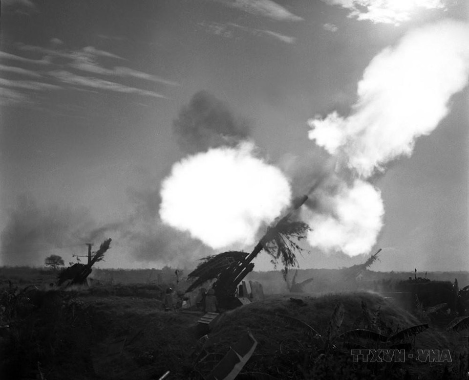 Chiến thắng "Hà Nội - Điện Biên Phủ trên không" tháng 12/1972 buộc Mỹ phải bỏ thái độ “thương lượng trên thế mạnh”, trở lại bàn đàm phán. Trong ảnh: Lực lượng pháo phòng không nổ súng quyết liệt đánh trả máy bay giặc Mỹ, bảo vệ Hà Nội trong chiến dịch "Hà Nội - Điện Biên Phủ trên không", 12 ngày đêm tháng 12/1972. (Ảnh: TTXVN)