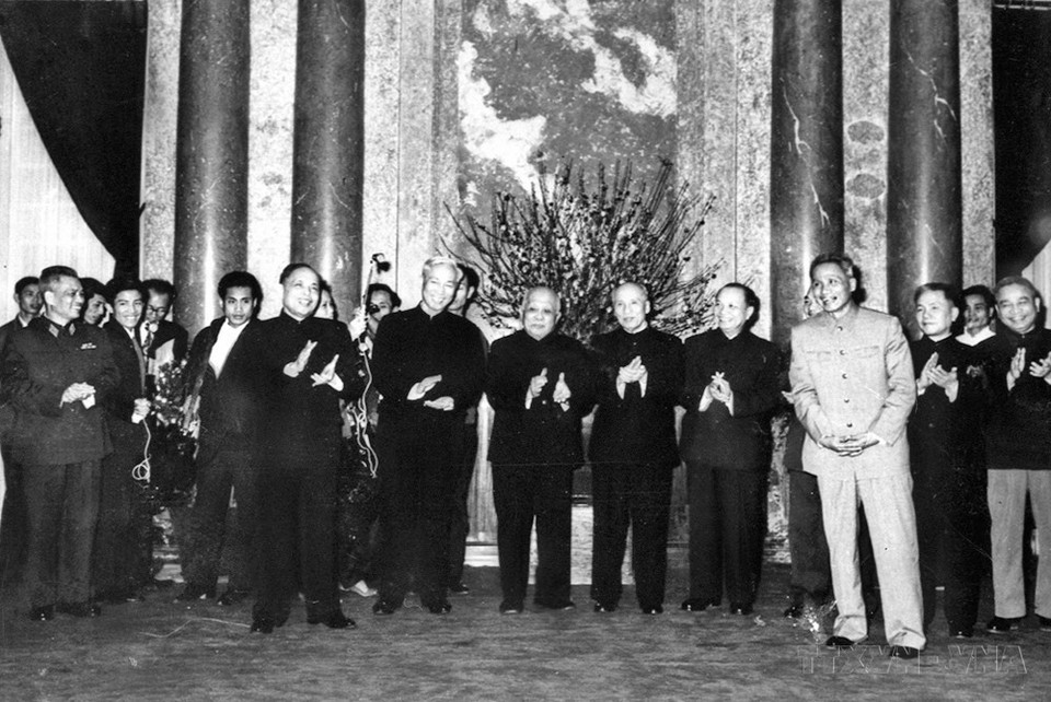 Lãnh đạo Đảng, Nhà nước đón Cố vấn đặc biệt Lê Đức Thọ và Bộ trưởng Ngoại giao Nguyễn Duy Trinh ở Phủ Chủ tịch, sau khi ký Hiệp định Paris trở về. Đông đảo đại diện các đoàn ngoại giao đến chúc mừng, chia vui trước thắng lợi lịch sử của nhân dân ta. (Ảnh: Tư liệu TTXVN)