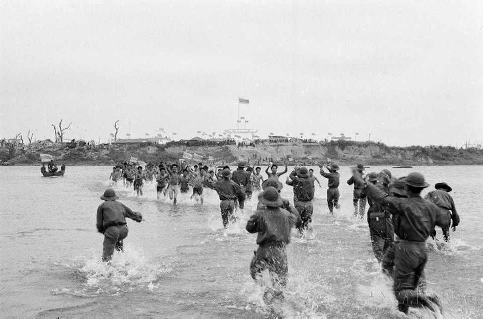 Chiến sỹ ta thoát khỏi ngục tù của Mỹ ngụy để trở về vùng giải phóng, trong buổi trao trả tù binh trên sông Thạch Hãn, tỉnh Quảng Trị, ngày 9/3/1973. (Ảnh: Chu Chí Thành/TTXVN)