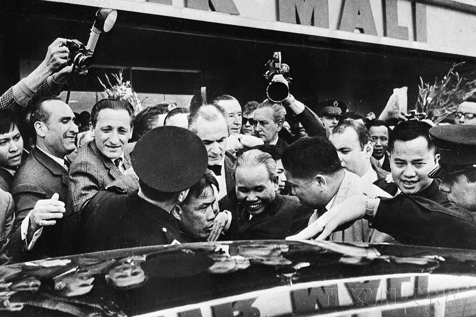 Ngày 9/5/1968, đông đảo kiều bào Việt Nam và nhân dân Paris cùng các phóng viên quốc tế tập trung tại sân bay Le Bourget đón Bộ trưởng Xuân Thủy, đại diện Chính phủ Việt Nam Dân chủ Cộng hòa đến tham dự cuộc đàm phán với đại diện Chính phủ Mỹ về hòa bình tại Việt Nam. (Ảnh: Tư liệu TTXVN)
