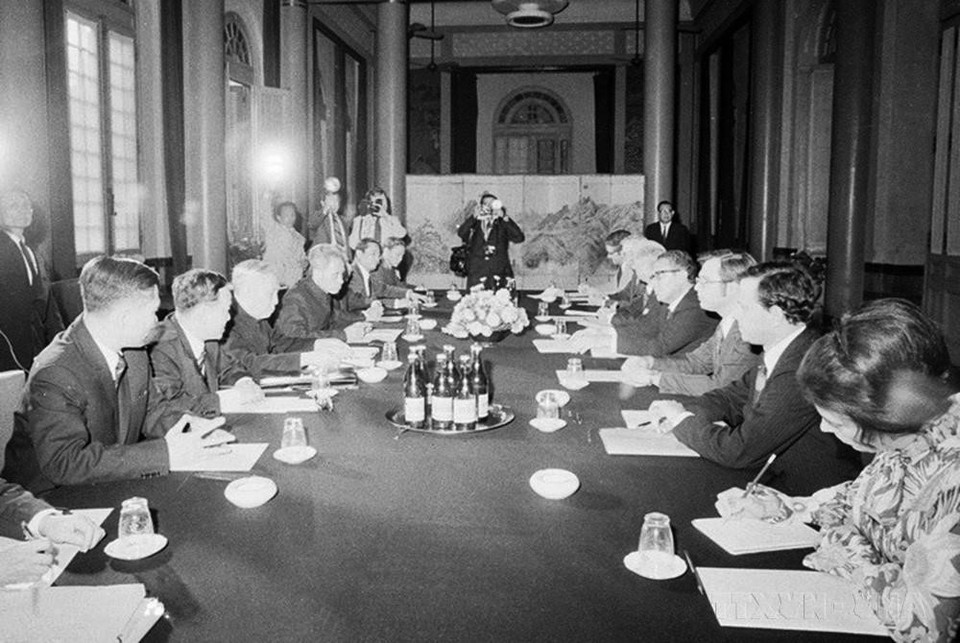 Thủ tướng Phạm Văn Đồng, Cố vấn Lê Đức Thọ, Phó Thủ tướng Nguyễn Duy Trinh hội đàm với Cố vấn đặc biệt của Tổng thống Mỹ Henry Kissinger để thảo luận việc thi hành Hiệp định Paris (Hà Nội, 10/2/1973). (Ảnh: Lâm Hồng/TTXVN)