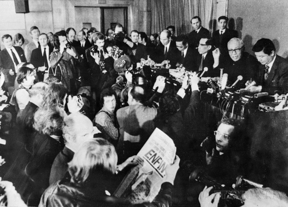 Cố vấn đặc biệt của Chính phủ Việt Nam Dân chủ Cộng hòa Lê Đức Thọ họp báo, giới thiệu nội dung Hiệp định Paris về chấm dứt chiến tranh, lập lại hòa bình ở Việt Nam vừa được ký tắt (Paris, 24/1/1973). (Ảnh: TTXVN)