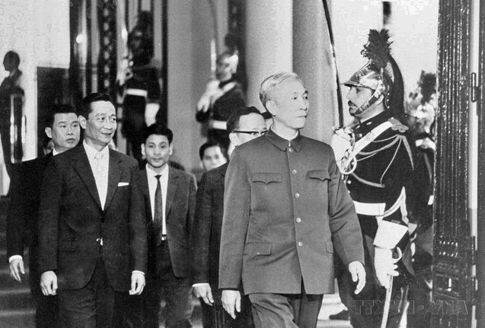 Cố vấn đặc biệt của Chính phủ Việt Nam Dân chủ Cộng hòa Lê Đức Thọ đến dự Lễ ký chính thức Hiệp định Paris về chấm dứt chiến tranh, lập lại hòa bình ở Việt Nam, ngày 27/1/1973, tại Paris. Trong suốt gần 5 năm đàm phán ở Paris, Cố vấn Lê Đức Thọ được ví như "vị tướng ngoài biên ải", là người góp phần to lớn vào tiến trình đàm phán, buộc Mỹ phải ký kết Hiệp định Paris. (Ảnh: Văn Lượng/TTXVN)