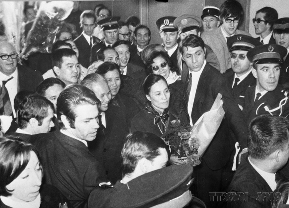 Sáng 4/11/1968, Đoàn đại biểu Mặt trận Dân tộc Giải phóng miền Nam Việt Nam do bà Nguyễn Thị Bình, Phó Trưởng đoàn dẫn đầu, đến Paris dự Hội nghị bốn bên về Việt Nam. (Ảnh: Văn Lượng/TTXVN)