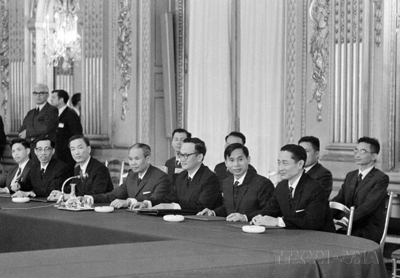 Ngày 13/5/1968, Hội nghị về hòa bình tại Việt Nam giữa hai bên: Việt Nam Dân chủ Cộng hòa và Mỹ khai mạc tại Paris. Cuộc chiến Việt Nam từ lúc đó tiến hành song song hai chiến tuyến: Trên mặt trận ngoại giao và trên mặt trận chiến trường. Trong ảnh: Đoàn đại biểu Chính phủ Việt Nam Dân chủ Cộng hòa do Bộ trưởng Xuân Thủy dẫn đầu, tham dự hội nghị. (Ảnh: Văn Lượng/TTXVN)