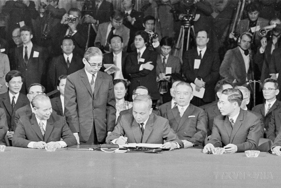 Bộ trưởng Ngoại giao Chính phủ Việt Nam Dân chủ Cộng hòa Nguyễn Duy Trinh ký Hiệp định Paris về chấm dứt chiến tranh, lập lại hòa bình ở Việt Nam, ngày 27/1/1973, tại Trung tâm Hội nghị quốc tế ở thủ đô Paris (Pháp). (Ảnh: Văn Lượng/TTXVN)