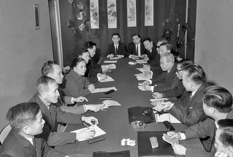 Ngày 2/2/1972, tại Hội nghị bốn bên, Bộ trưởng Nguyễn Thị Bình đã nói rõ thêm hai vấn đề then chốt trong lập trường Bẩy điểm đã đưa ra ngày 1/7/1971 của Chính phủ Cách mạng lâm thời Cộng hòa miền Nam Việt Nam. Trong ảnh: Đoàn đại biểu Chính phủ Việt Nam Dân chủ Cộng hòa tại buổi làm việc với đoàn đại biểu Chính phủ Cách mạng lâm thời Cộng hòa miền Nam Việt Nam (Paris, 1/2/1972). (Ảnh: Văn Lượng/TTXVN)