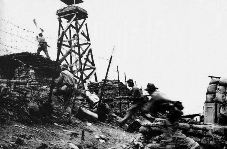 Sau khi Tổng thống Mỹ Nixon tuyên bố hoãn vô thời hạn các phiên họp công khai Hội nghị Paris về Việt Nam và tuyên bố tiến hành một bước leo thang mới mở rộng quy mô đánh phá miền Bắc, ngày 30/3/1972, bộ đội ta tổ chức các chiến dịch tấn công quy mô vào Quảng Trị, Thừa Thiên, Bắc Tây Nguyên, Đông Nam Bộ. Trong ảnh: Quân giải phóng chiếm căn cứ Đầu Mâu - một trong những cứ điểm phòng thủ chủ chốt nhất của quân đội Sài Gòn ở Vùng Một chiến thuật trong Chiến dịch Xuân-Hè 1972. (Ảnh: Tư liệu/TTXVN phát)