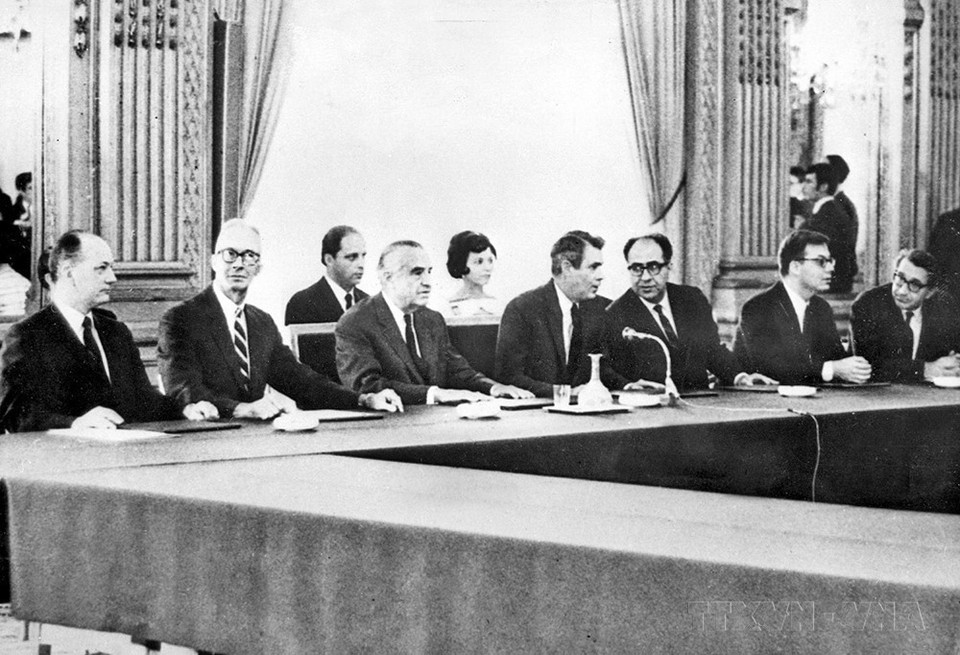 Ngày 13/5/1968, Hội nghị về hòa bình tại Việt Nam giữa hai bên: Việt Nam Dân chủ Cộng hòa và Mỹ khai mạc tại Paris. Do lập trường cương quyết của Việt Nam Dân chủ Cộng hòa, Mỹ buộc phải ngồi nói chuyện chính thức với Mặt trận Dân tộc Giải phóng miền Nam Việt Nam và từ tháng 6/1969 là Chính phủ Cách mạng lâm thời Cộng hòa miền Nam Việt Nam. Trong ảnh: Đoàn đàm phán Mỹ do đại sứ William Averell Harriman làm Trưởng đoàn, tại hội nghị. (Ảnh: Tư liệu TTXVN)