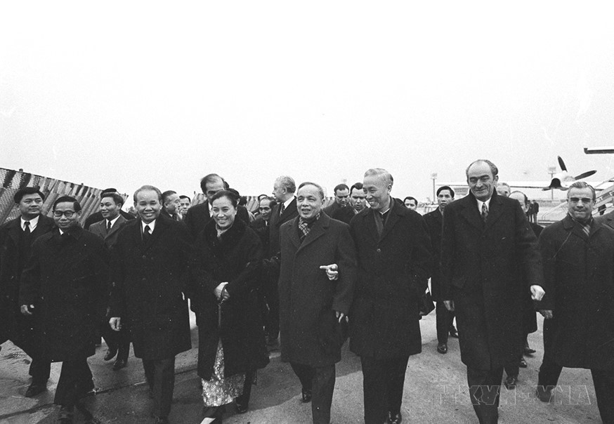 Đoàn đại biểu Chính phủ Việt Nam Dân chủ Cộng hòa và Chính phủ Cách mạng lâm thời Cộng hòa miền Nam Việt Nam đến Paris ngày 25/1/1973 để ký chính thức Hiệp định về chấm dứt chiến tranh, lập lại hòa bình ở Việt Nam vào ngày 27/1. (Ảnh: Lâm Hồng/TTXVN)