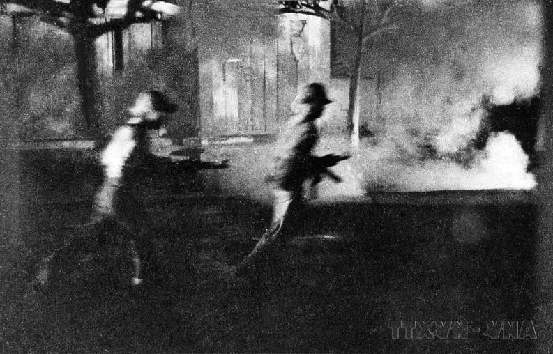 Cuộc Tổng tiến công và nổi dậy Tết Mậu Thân 1968 của quân và dân ở miền Nam đã trực tiếp buộc chính quyền Lyndon B. Johnson phải xuống thang chiến tranh và tìm kiếm một giải pháp chính trị để rút khỏi cuộc chiến tại Việt Nam. (Ảnh: Tư liệu TTXVN)