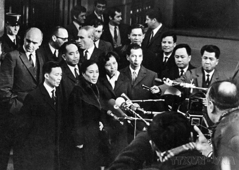 Ngày 18/1/1969, phiên họp đầu tiên của Hội nghị Paris về Việt Nam khai mạc tại Paris. Bốn đoàn đại biểu của Việt Nam Dân chủ Cộng hòa, Mặt trận Dân tộc Giải phóng miền Nam Việt Nam, Mỹ và Chính quyền Sài Gòn đã bàn việc chuẩn bị cho phiên họp toàn thể lần thứ nhất. Trong ảnh: Bà Nguyễn Thị Bình, đại diện Đoàn Mặt trận Dân tộc Giải phóng miền Nam Việt Nam trả lời phỏng vấn của các nhà báo sau khi dự phiên họp đầu tiên. (Ảnh: Tư liệu TTXVN)