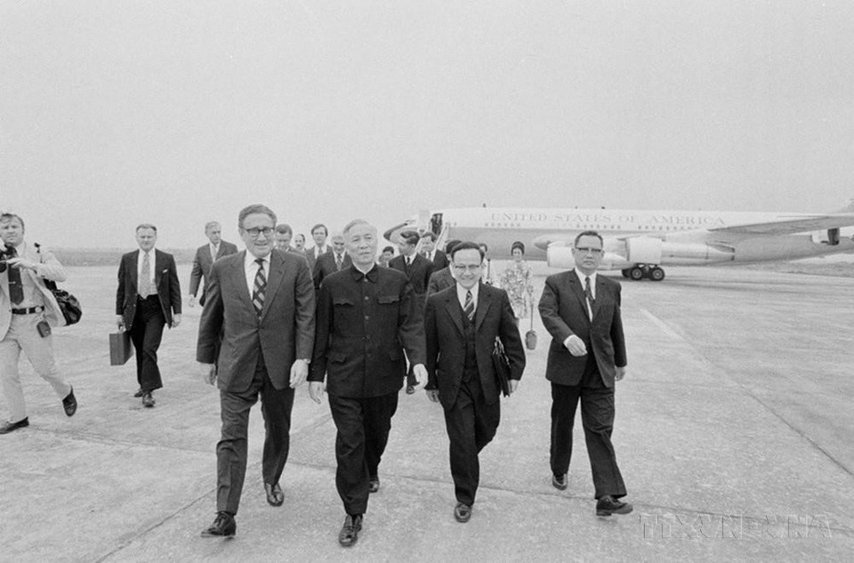 Cố vấn Lê Đức Thọ đón Cố vấn đặc biệt của Tổng thống Mỹ Henry Kissinger tại sân bay Gia Lâm trong chuyến đi đến Hà Nội để thảo luận việc thi hành Hiệp định Paris (10/2/1973). (Ảnh: TTXVN)