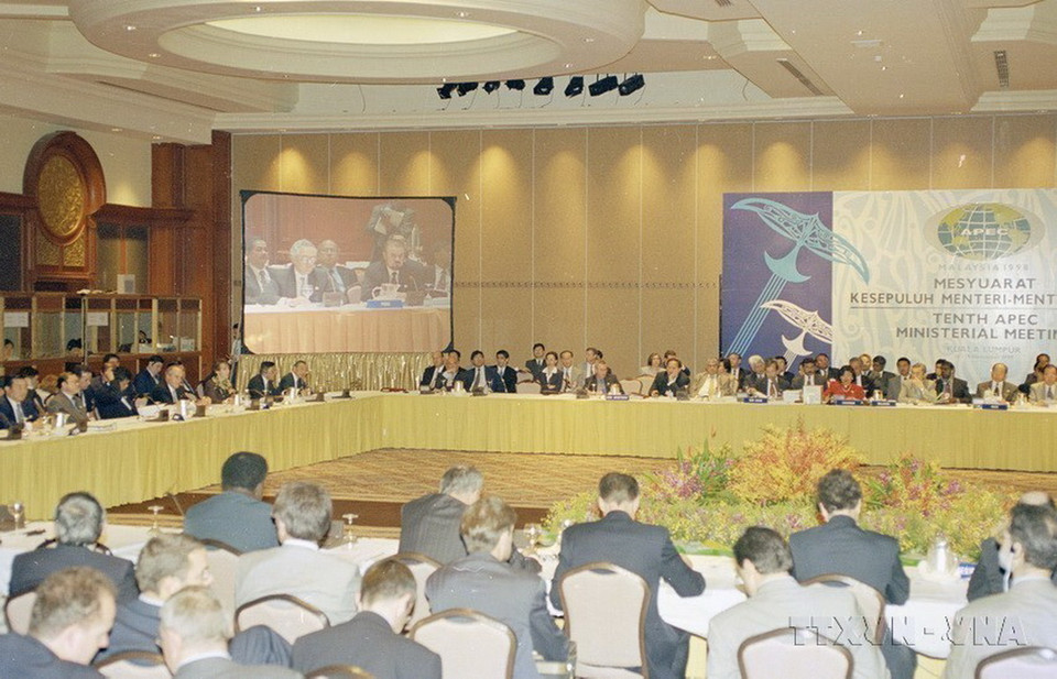 Phiên họp Hội nghị Bộ trưởng APEC lần thứ 10 tại Kuala Lumpur (Malaysia), ngày 14/11/1998. Tại phiên khai mạc hội nghị, Việt Nam, Nga, Peru đã được kết nạp vào APEC, đưa tổng số thành viên APEC lên 21. (Ảnh: Thế Thuần/TTXVN)