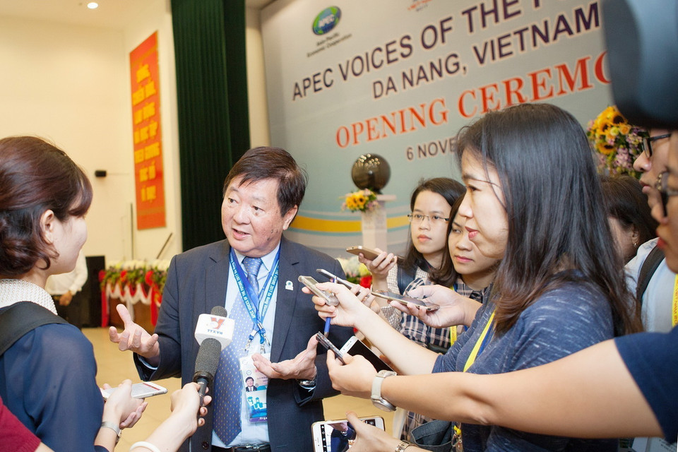 Ông James Soh, đồng Chủ tịch Hội đồng Lãnh đạo Tiếng nói APEC trả lời phỏng vấn phóng viên báo chí tại Diễn đàn “Tiếng nói Tương lai APEC 2017”, trong khuôn Hội nghị các Nhà lãnh đạo Kinh tế APEC lần thứ 25 được tổ chức tại Việt Nam (2017). (Ảnh: TTXVN)