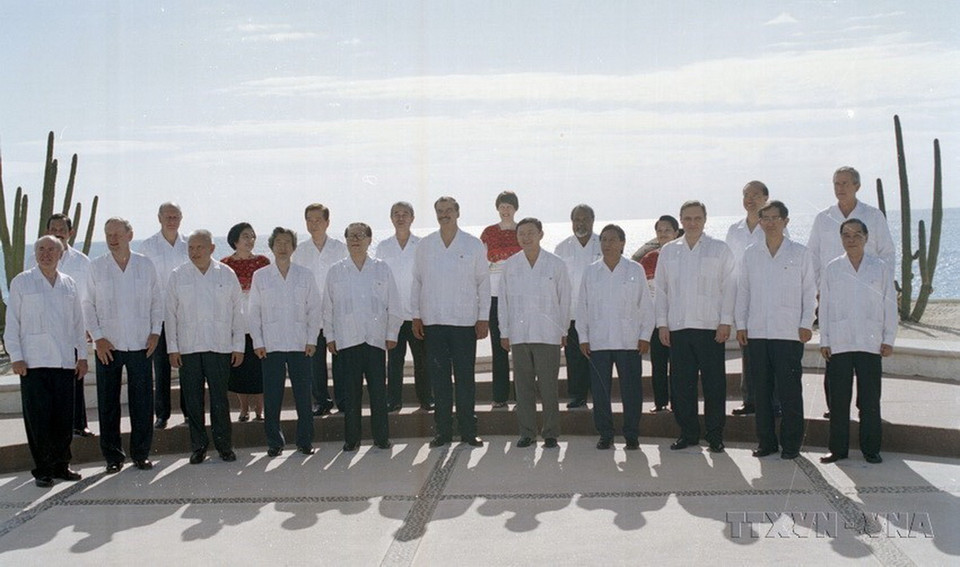 Thủ tướng Phan Văn Khải và các nhà lãnh đạo cấp cao dự Hội nghị Cấp cao APEC lần thứ 10, tại Los Cabos (Mexico), ngày 26/10/2002. (Ảnh: Đức Tám/TTXVN)