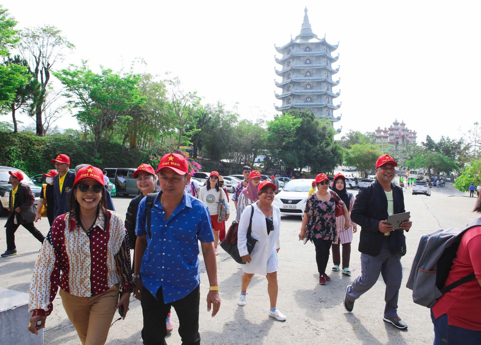 Du khách đến tham quan tại chùa Linh Ứng - Đà Nẵng. (Ảnh: Trần Lê Lâm/TTXVN)