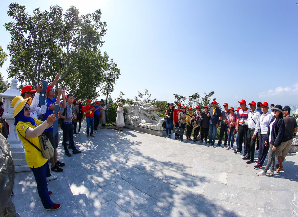 Du khách đến tham quan tại Bán đảo Sơn Trà - Đà Nẵng. (Ảnh: Trần Lê Lâm/TTXVN)