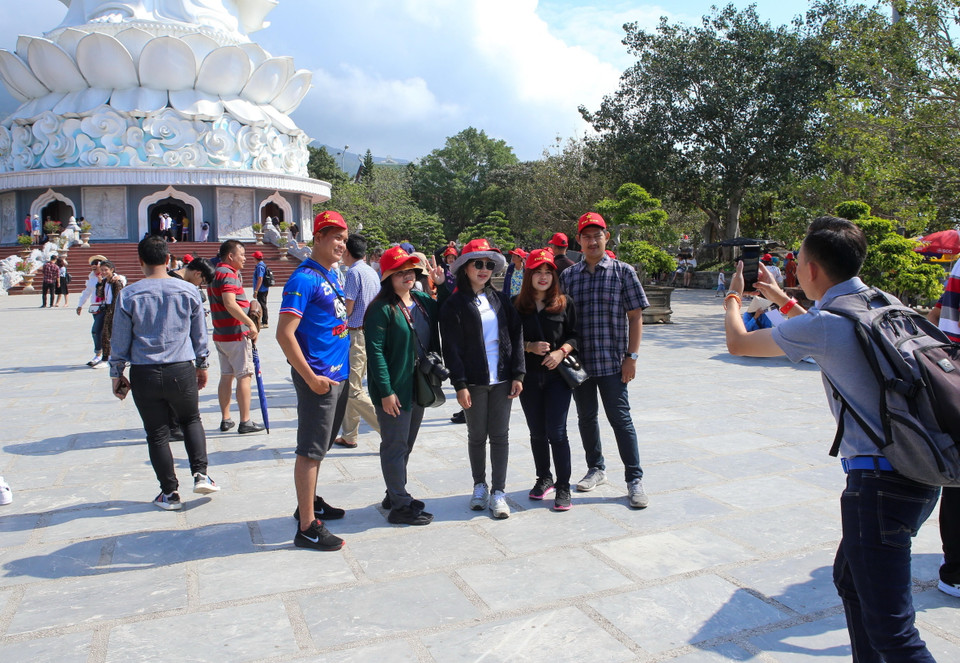 Du khách đến tham quan tại chùa Linh Ứng - Đà Nẵng. (Ảnh: Trần Lê Lâm/TTXVN)