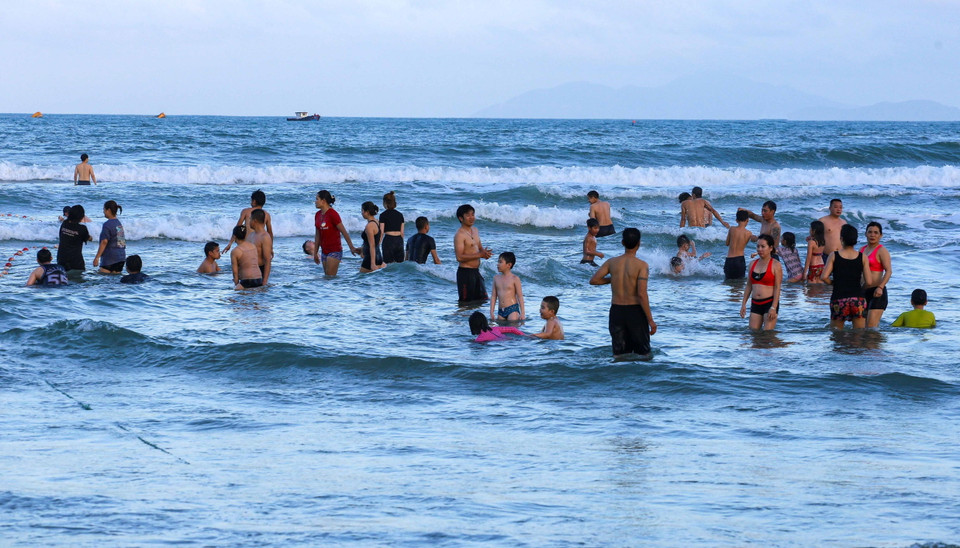 Du khách thích thú vui chơi, tắm biển tại Đà Nẵng. (Ảnh: Trần Lê Lâm/TTXVN)