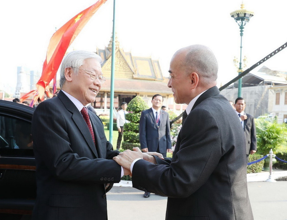 Quốc vương Campuchia Norodom Sihamoni đón Tổng Bí thư, Chủ tịch nước Nguyễn Phú Trọng chiều 25/2/2019 tại Hoàng cung ở Thủ đô Phnom Penh. (Ảnh: Trí Dũng/TTXVN)
