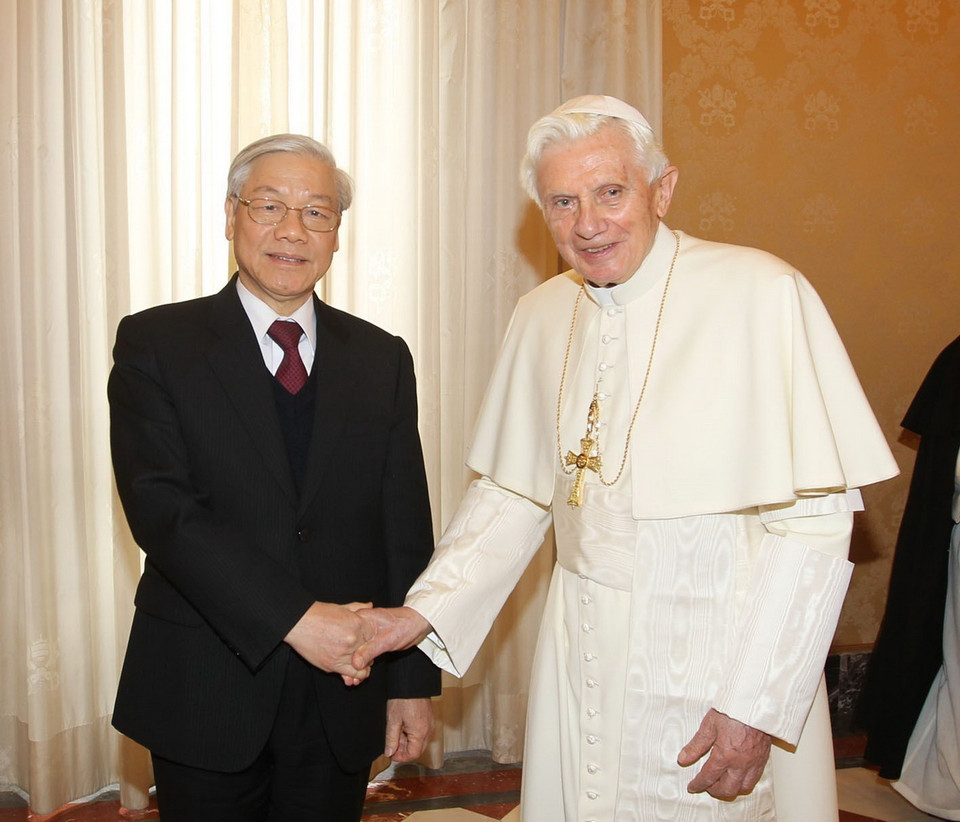 Giáo hoàng Bênêdict XVI đón Tổng Bí thư Nguyễn Phú Trọng, ngày 22/1/2013, tại Tòa thánh Vatican. (Ảnh: Trí Dũng/TTXVN)