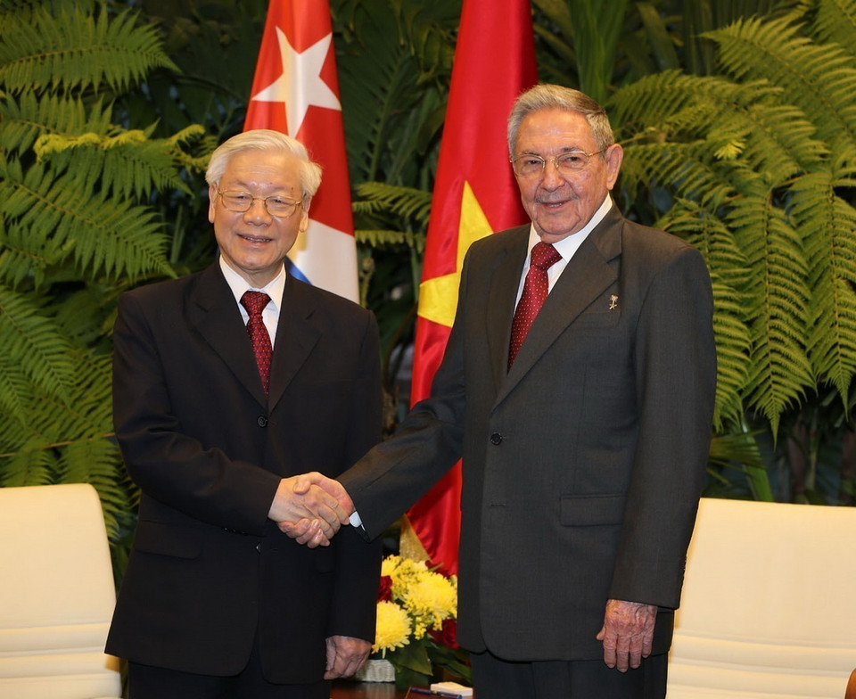 Đồng chí Raul Castro Ruz, Bí thư Thứ nhất Ban chấp hành Trung ương Đảng Cộng sản Cuba, Chủ tịch Hội đồng Nhà nước và Hội đồng Bộ trưởng Cộng hòa Cuba đón Tổng Bí thư Nguyễn Phú Trọng chiều 29/3/2018, tại Cung Cách mạng ở Thủ đô La Habana. (Ảnh: Trí Dũng/TTXVN)