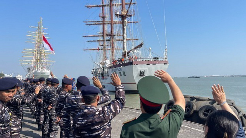 Quang cảnh tiễn đoàn công tác tàu buồm 286-Indonesia rời quân cảng Surabaya, Indonesia. (Ảnh: Đào Trang/TTXVN)