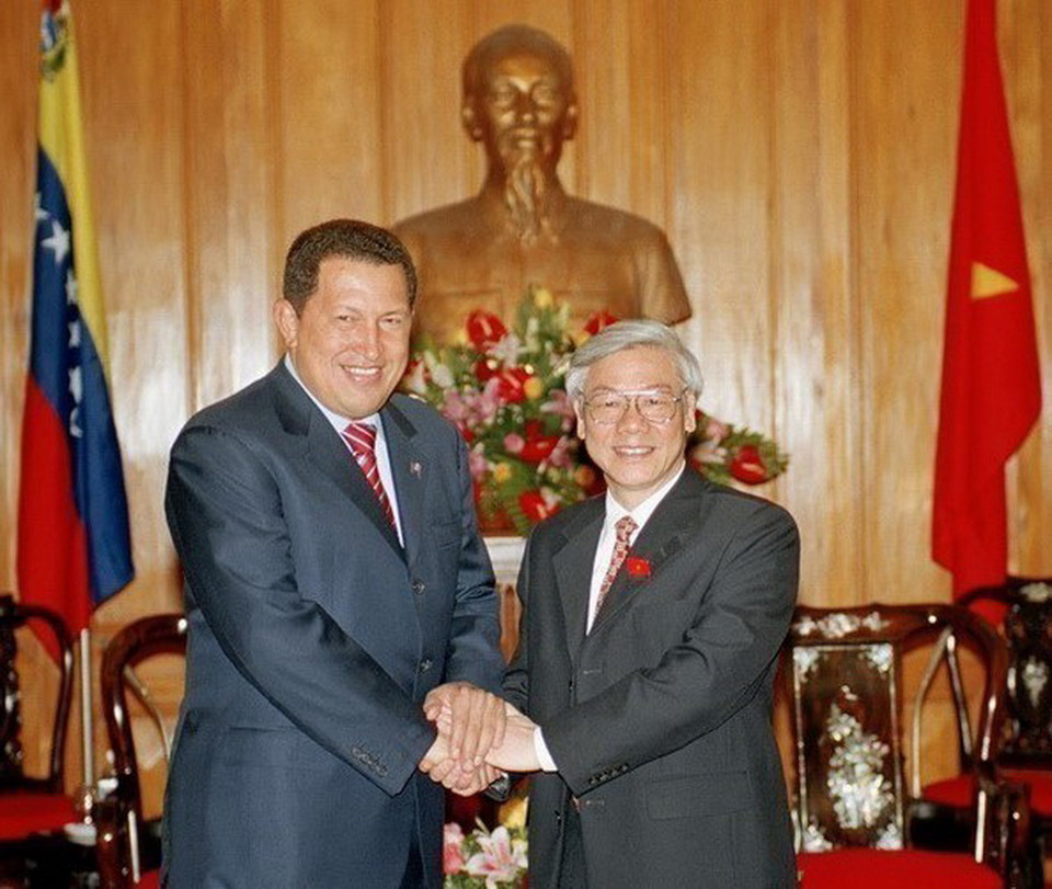 Chủ tịch Quốc hội Nguyễn Phú Trọng tiếp Tổng thống Venezuela Hugo Chavez thăm chính thức Việt Nam, ngày 31/7/2006, tại Hà Nội. (Ảnh: Trí Dũng/TTXVN)