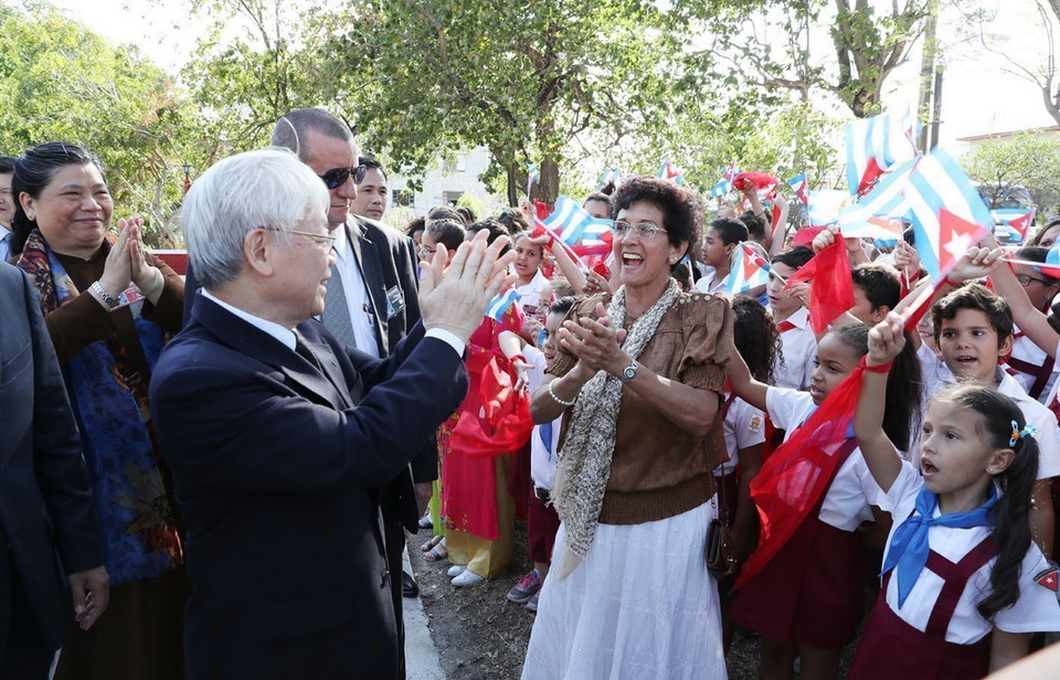 Tổng Bí thư Nguyễn Phú Trọng với nhân dân và học sinh Cuba tại Tượng đài Hồ Chí Minh (Công viên Hòa Bình, Thủ đô La Habana), chiều 28/3/2018. (Ảnh: Trí Dũng/TTXVN)