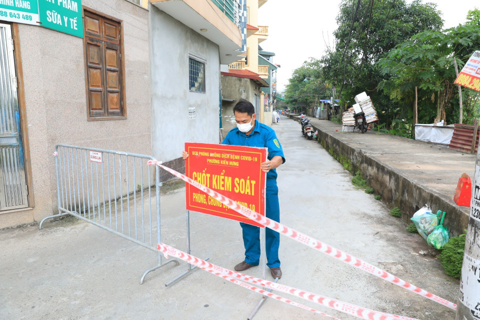 Lực lượng chức năng phong tỏa khu vực nơi có trường hợp mắc COVID-19 tại tổ 8, phường Kiến Hưng, quận Hà Đông. (Ảnh: Tuấn Anh/TTXVN)