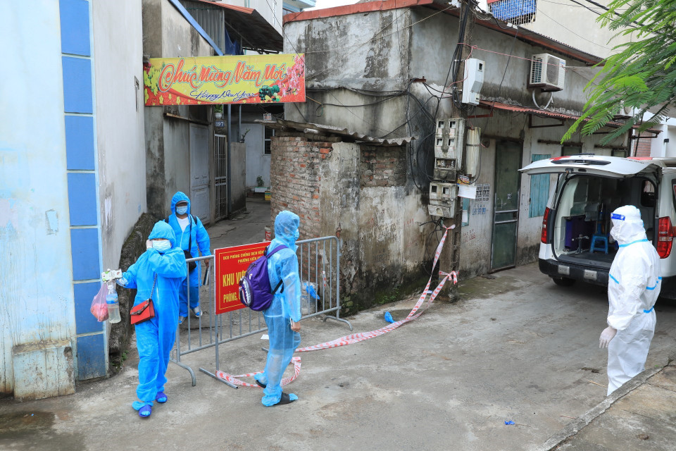 Các trường hợp F1 tại tổ 8, phường Kiến Hưng, quận Hà Đông được đưa đi cách ly đến khu cách ly tập trung. (Ảnh: Tuấn Anh/TTXVN)