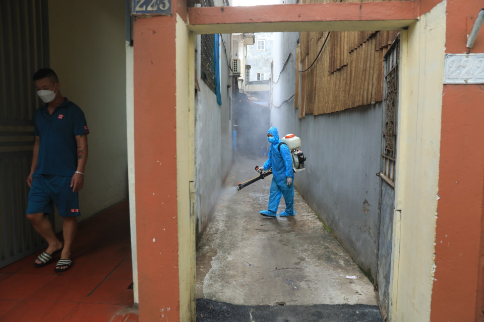 Nhân viên y tế phun khử khuẩn các ngõ ngách tại tổ 8, phường Kiến Hưng, quận Hà Đông. (Ảnh: Tuấn Anh/TTXVN)